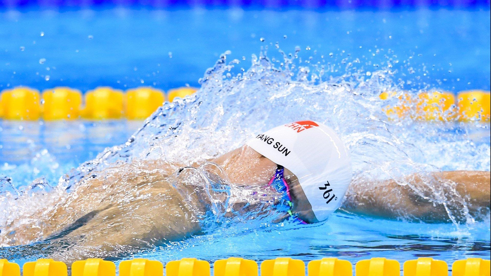 综合格斗巨星卫冕战引爆全球，激烈对决展现格斗艺术巅峰