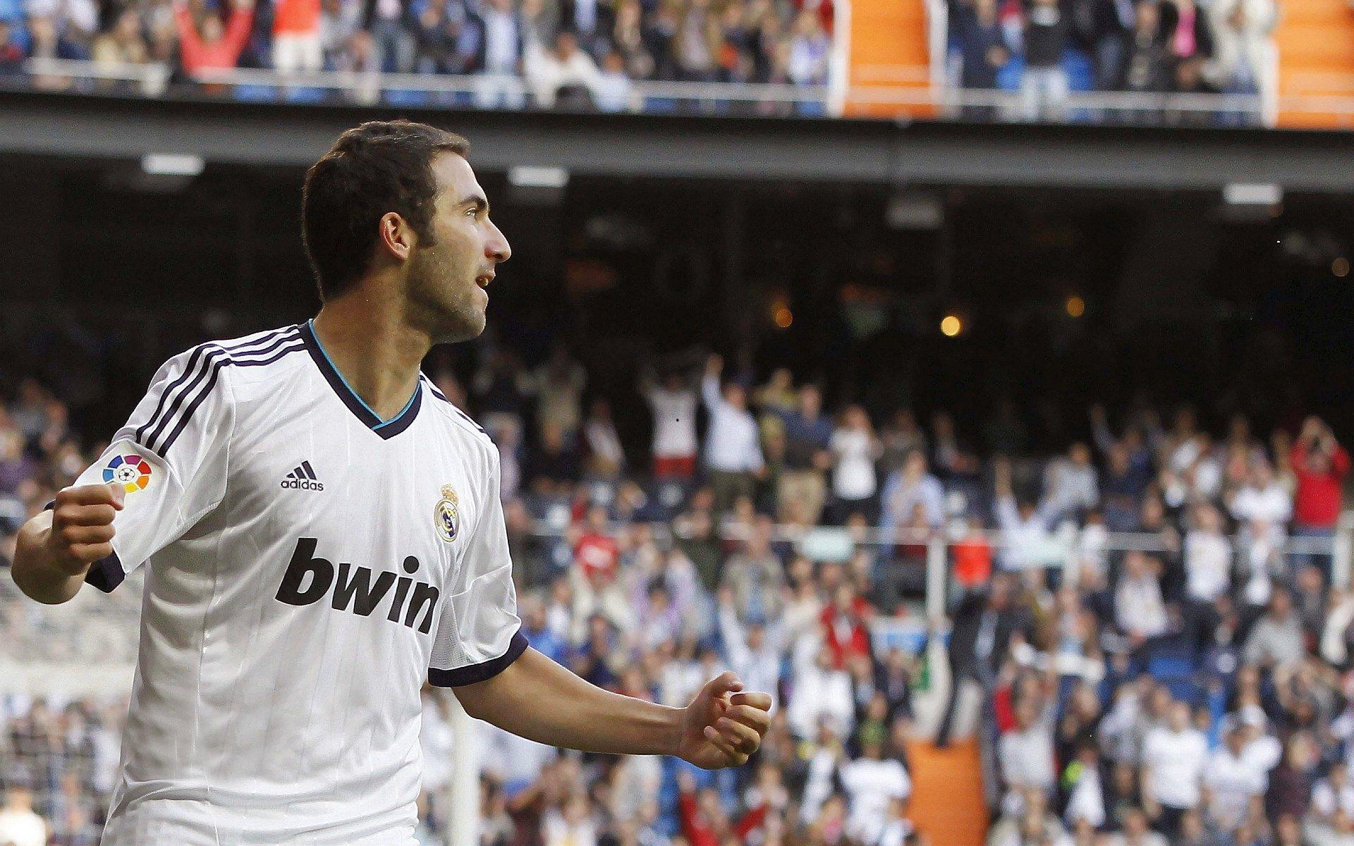 五球狂飙创队史，哈兰德赛后笑纳纪念品，还不错！